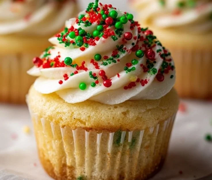 Festively decorated Christmas cupcakes for holiday celebrations